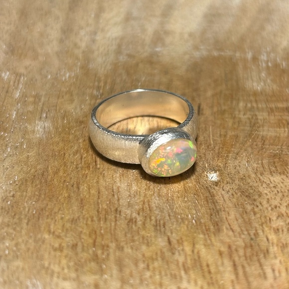 NWOT Natural Oval Shape Multi Fire Ethiopian Opal 925 Sterling Silver Ring - Picture 4 of 14